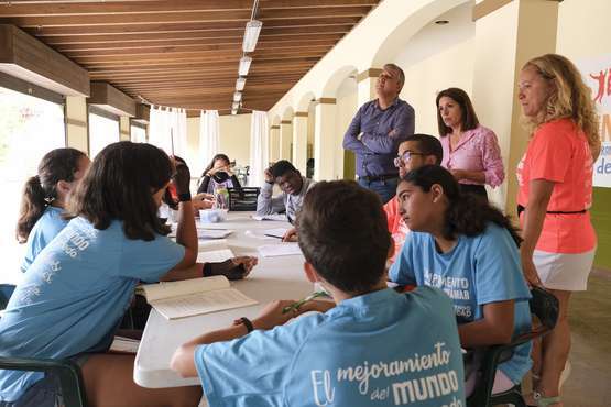El campus ‘Construyendo comunidad en familia’ ofrece un ‘oasis’ estival a 176 chicos en el parque Jaime O’Shanahan/TA.